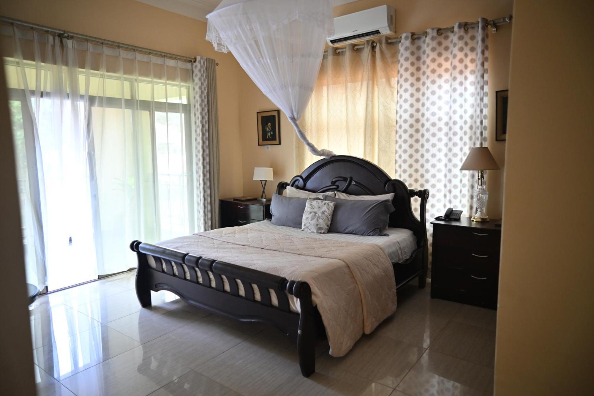 Lakepoint Villa Ентебе Екстериор снимка