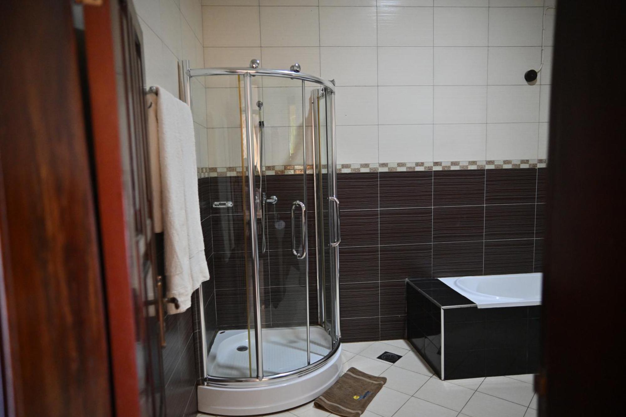 Lakepoint Villa Ентебе Екстериор снимка