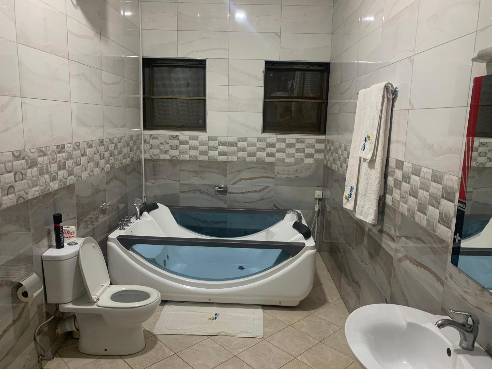 Lakepoint Villa Ентебе Екстериор снимка