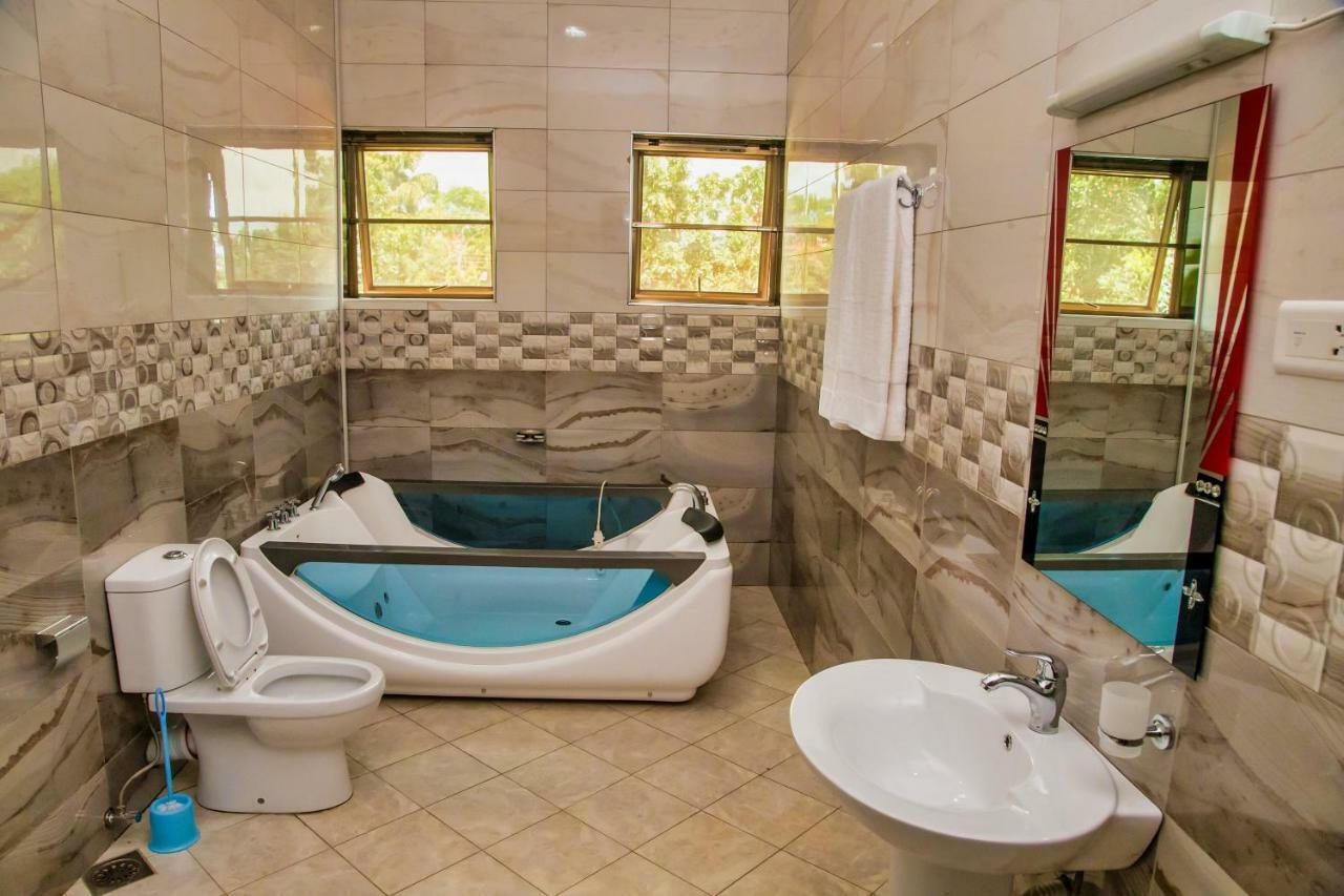 Lakepoint Villa Ентебе Екстериор снимка