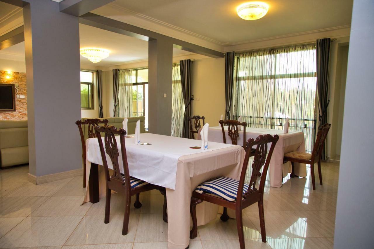 Lakepoint Villa Ентебе Екстериор снимка