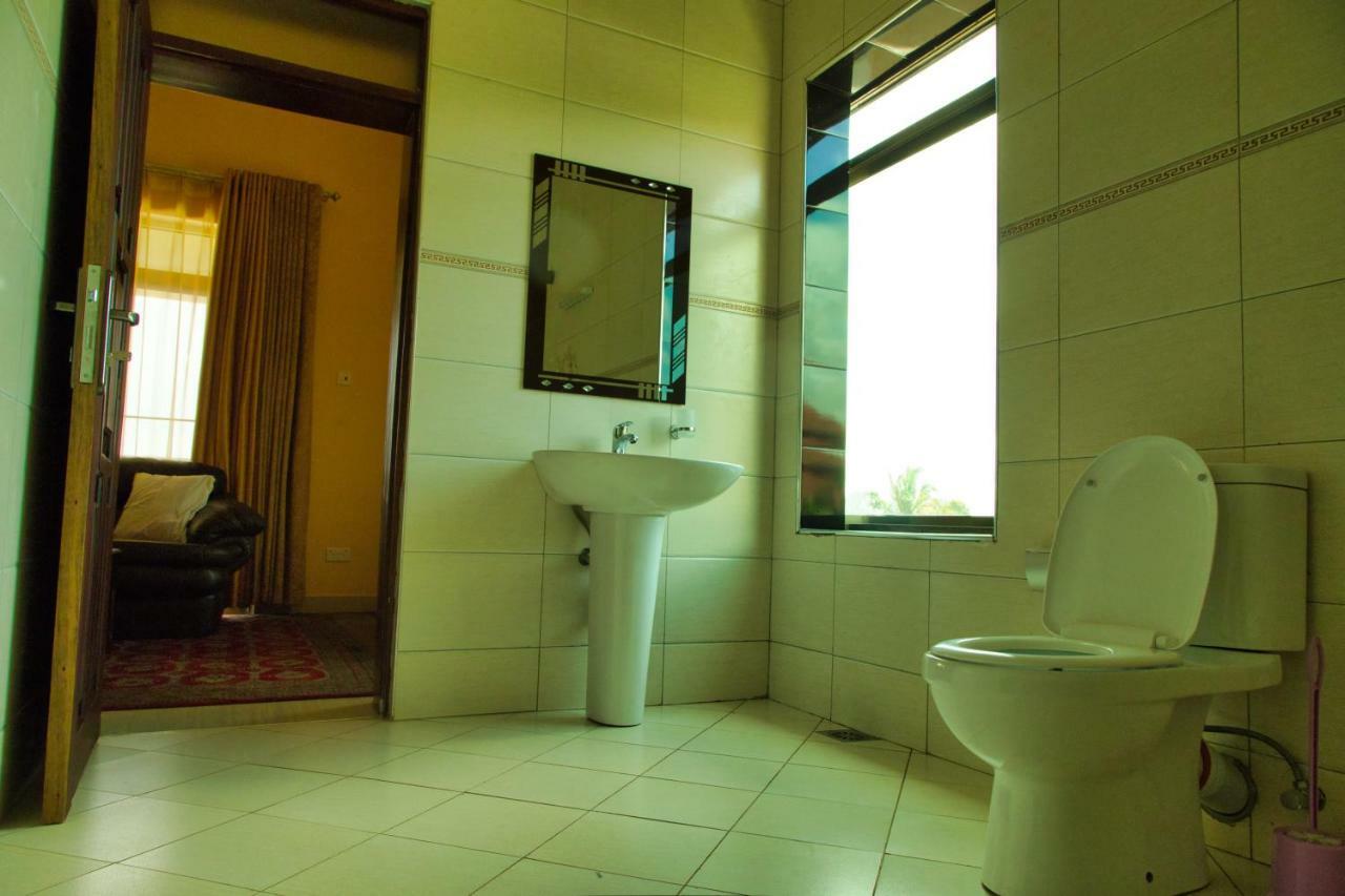 Lakepoint Villa Ентебе Екстериор снимка