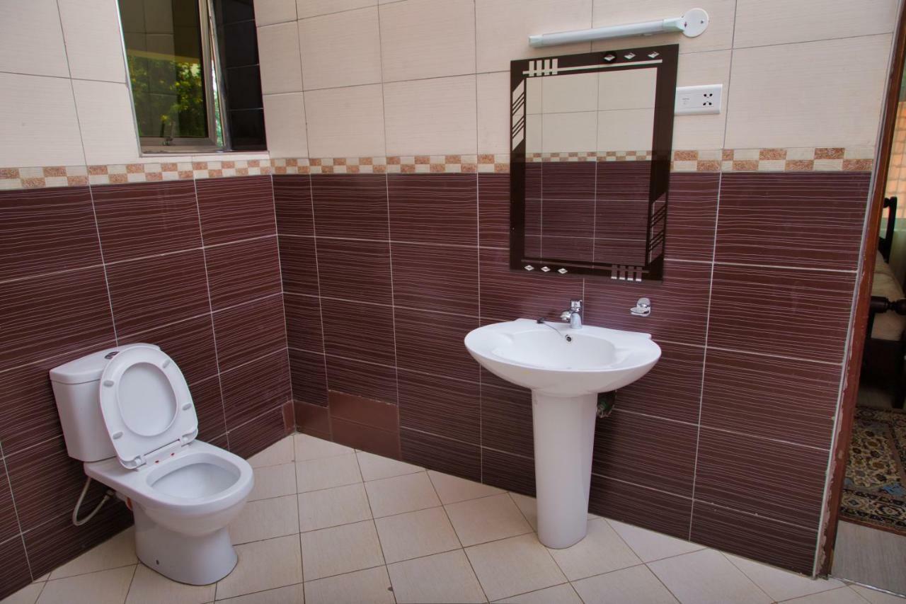 Lakepoint Villa Ентебе Екстериор снимка